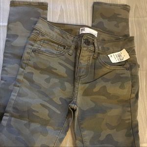 🌻NEW Kids size 7 camo mid rise skinny jeans